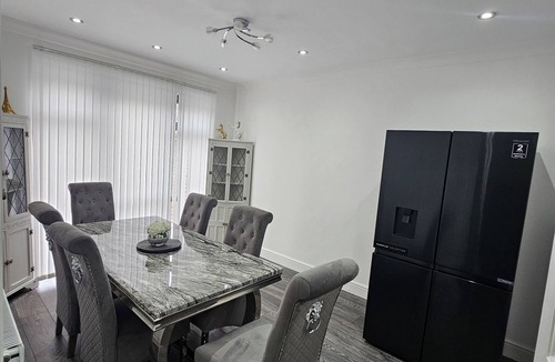 Barnehurst House | Spacious 3 Bed House | WiFi | En-suite | Garden | On-site Free Parking(2 cars)