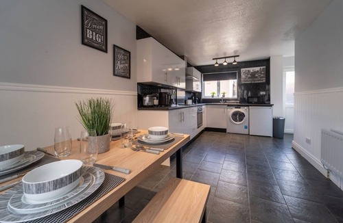 Little Hay House | Spacious 3 Bed House, 5mins to HS2/NEC/Airport.