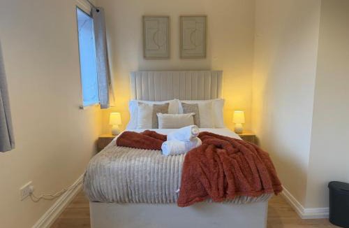 Fenham House | Spacious 3 Bed House, 2 bath, 4 TVs, Driveway Parking, Long Stays Welcome