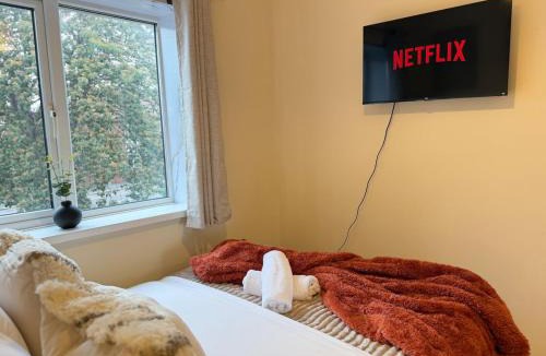 Fenham House | Spacious 3 Bed House, 2 bath, 4 TVs, Driveway Parking, Long Stays Welcome