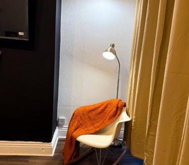 Moffat Apartment | Spacious 3 Bed House, Contractors & Business stays, Parking, WiFi
