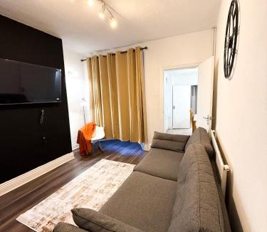 Moffat Apartment | Spacious 3 Bed House, Contractors & Business stays, Parking, WiFi
