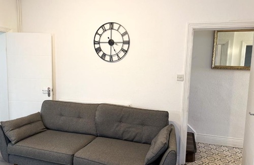 Moffat Apartment | Spacious 3 Bed House, Contractors & Business stays, Parking, WiFi