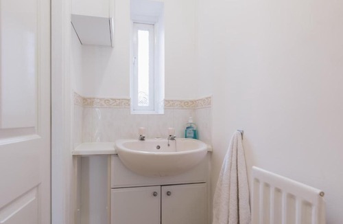 Wolverton Apartment | Spacious 3 Bed House in Milton Keynes, by ARP Homes, Free Parking & Garden, Perfect for Contractors and Families