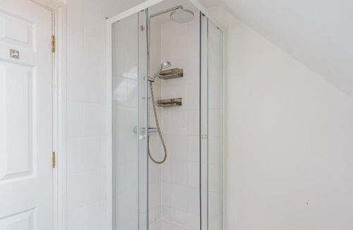 Wolverton Apartment | Spacious 3 Bed House in Milton Keynes, by ARP Homes, Free Parking & Garden, Perfect for Contractors and Families