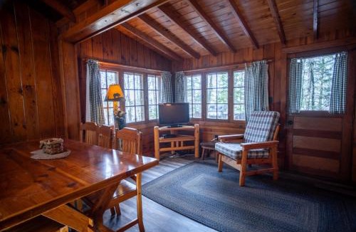 Babbitt House | Spacious 3 Bed House - True Cabin in the Woods - Parking - Netflix CB04