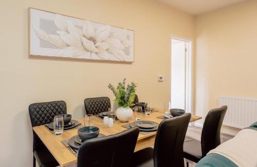 Letchworth Apartment | Spacious 3 Bed in Letchworth by ARP HOMES, Ideal for contractors and Long Term Stays, Sleeps 6