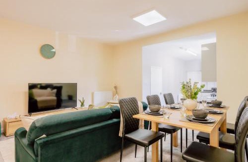 Letchworth Apartment | Spacious 3 Bed in Letchworth by ARP HOMES, Ideal for contractors and Long Term Stays, Sleeps 6