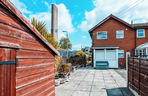 Salford House | Spacious 3-Bed Manchester Home | Sleeps 8 |Parking | Near Manchester City Centre