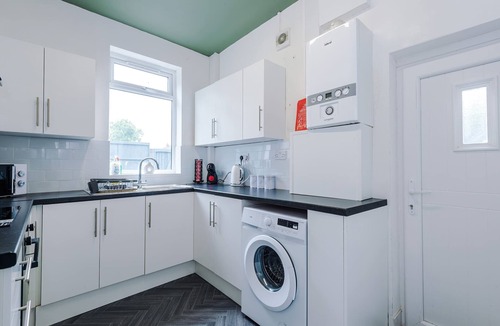 Droylsden House | Spacious 3 Bed, Perfect for Group Stays!