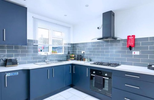 Merstham House | Spacious 3-Bed Retreat: Ideal for Weekend or Extended Stays