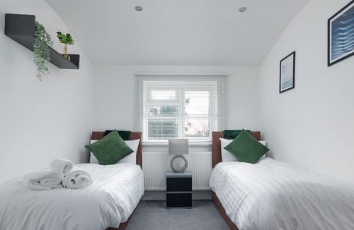 Merstham House | Spacious 3-Bed Retreat: Ideal for Weekend or Extended Stays