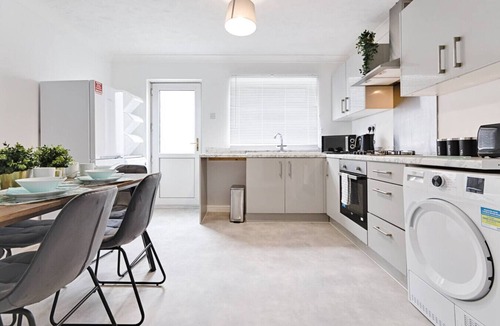 Margam House | Spacious 3 Bed Smart TVs Great for Work Stays