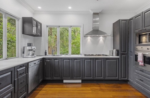 Balmoral Apartment | Spacious 3-Bed Stay with Balcony and BBQ
