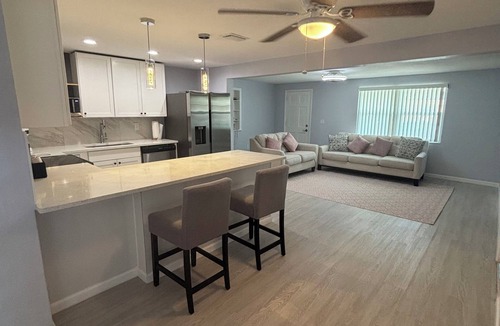 Holiday House | Spacious 3-Bedbroom Sleep 7 Family Retreat Near Tarpon Springs & Nearby Beaches!