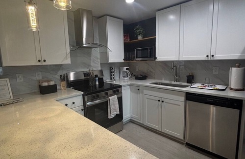Holiday House | Spacious 3-Bedbroom Sleep 7 Family Retreat Near Tarpon Springs & Nearby Beaches!
