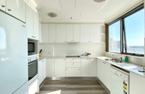 Milsons Point Apartment | Spacious 3 Bedroom Water View Apartment, 900m from the Harbour Bridge