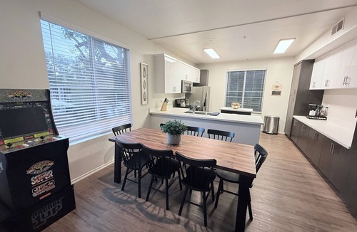 Del Rey Apartment | Spacious 3 Bedroom, Close Venice Beach