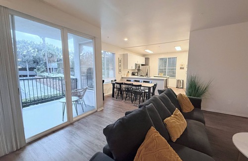 Del Rey Apartment | Spacious 3 Bedroom, Close Venice Beach