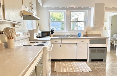 Concord Apartment | Spacious 3 Bedroom 2 Bath First Floor Apt Close to Downtown Concord