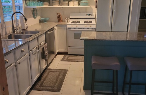 Anna House | Spacious 3 bedroom, 2 full baths, hot tub, fireplace, full kitchen, outside deck