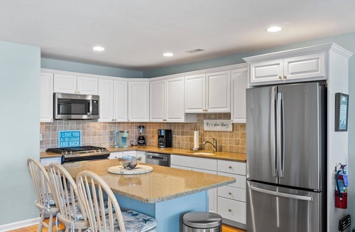 Avalon Condo | Spacious 3 bedroom 3 bath condo located in the heart of downtown Avalon.