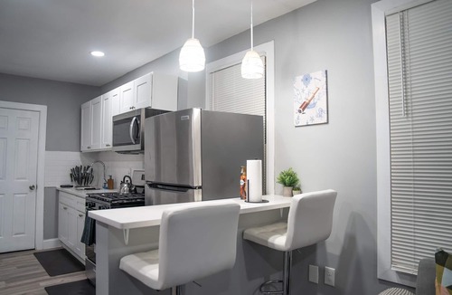 Irvington House | Spacious 3-bedroom , 4 queen beds with 2 bathrooms.