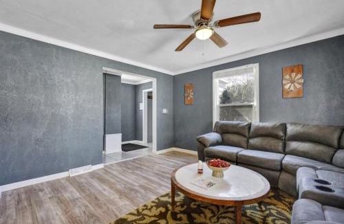 Downtown House | Spacious 3 Bedroom, 4Bed Cozy Home