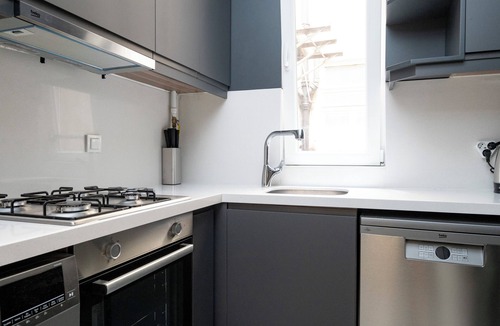 Cihangir Apartment | Spacious 3-bedroom apartment with WiFi, AC in charming Istanbul