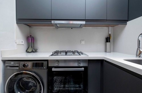 Cihangir Apartment | Spacious 3-bedroom apartment with WiFi, AC in charming Istanbul