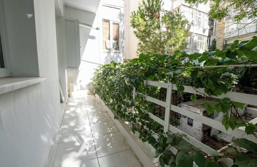 Cihangir Apartment | Spacious 3-bedroom apartment with WiFi, AC in charming Istanbul