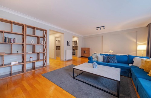 Cihangir Apartment | Spacious 3-bedroom apartment in amazing İstanbul with AC