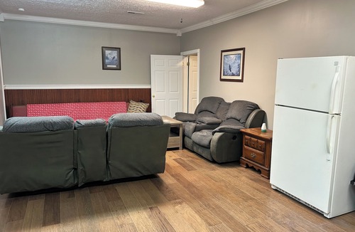Jamestown Apartment | Spacious 3 bedroom apartment 3 miles from Wolf Creek Dam. Pet friendly!
