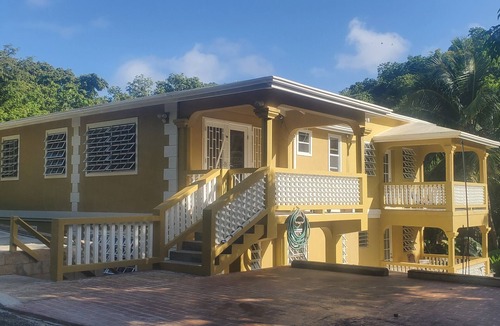 Estate Fortuna Apartment | Spacious 3-bedroom apartmen on St Thomas west end. Five minute walk to the bay.