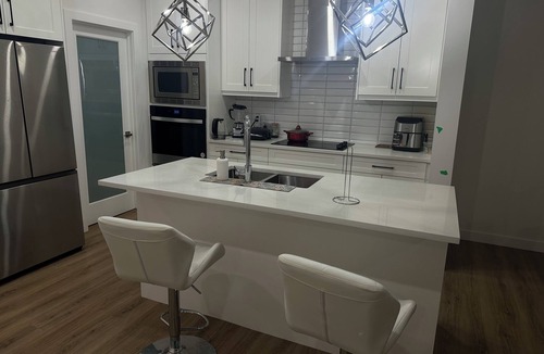 Southeast Calgary House | Spacious 3-Bedroom Apartment in – Perfect for Groups & Families!