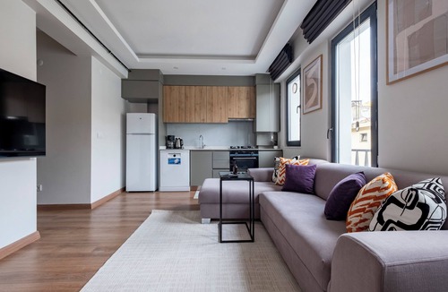 Kabatas Apartment | Spacious 3-bedroom apartment with WiFi and AC in wonderful Istanbul