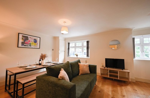 Redhill Apartment | Spacious 3-bedroom apartment in charming Redhill with WiFi
