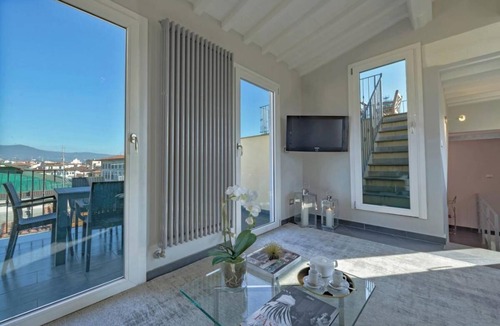 San Lorenzo Apartment | Spacious 3-Bedroom Apartment with Stunning Rooftop Terraces in San Lorenzo