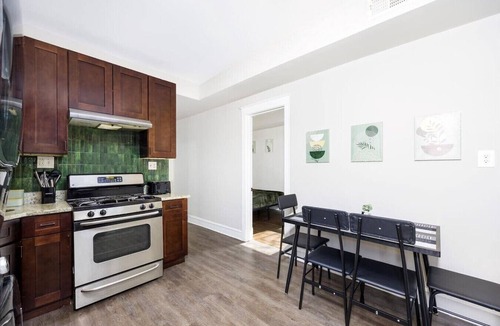 Brighton Park Apartment | Spacious 3 Bedroom Apartment - 10 Minutes to Downtown - Sleeps up to 10