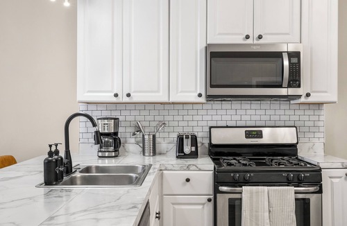 Tri-Taylor Apartment | Spacious 3-bedroom apartment near downtown, FREE PARKING