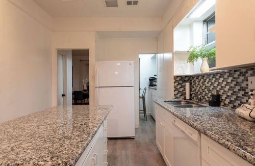Midtown Apartment | Spacious 3-bedroom apartment with AC, WiFi in cool Houston