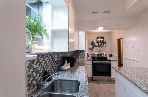 Midtown Apartment | Spacious 3-bedroom apartment with AC, WiFi in cool Houston