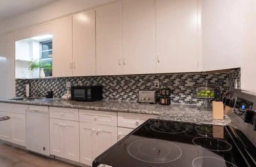 Midtown Apartment | Spacious 3-bedroom apartment with AC, WiFi in cool Houston