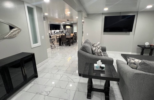 East Gate Apartment | Spacious 3-bedroom apartment with WiFi, AC in fabulous Denver
