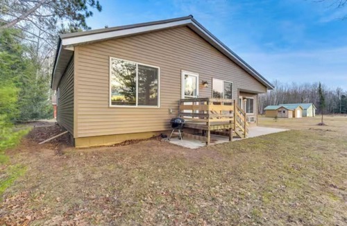 New Post Cabin | Spacious 3-Bedroom Cabin on Beautiful Blueberry Lake