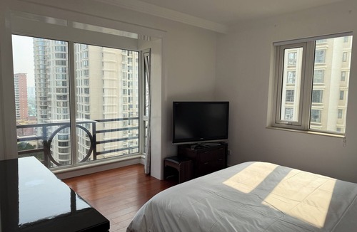 Middle Chaoyang Condo | Spacious 3-bedroom apartment in prestigious Beijing Palm Springs Int’l Apartment
