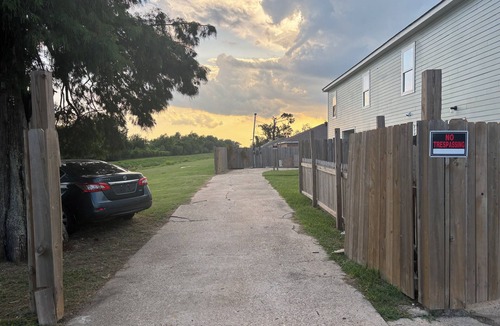 Kenner - Louis Armstrong International Airport Apartment | Spacious 3-bedroom corporate apartment with WiFi, AC in lovely Kenner