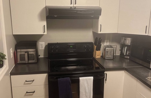 Bloomingdale Apartment | Spacious 3-bedroom English Basement Walk to metro, NW DC, 1-mile to White House