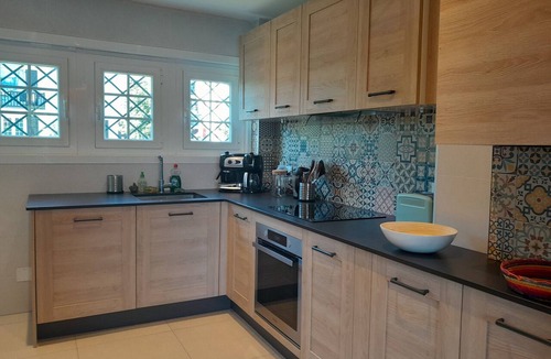 Hendaye Apartment | Spacious 3-Bedroom Flat, Quiet Area, Modern Amenities, Free Parking, Near Beach - Hendaye