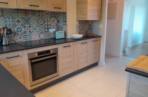 Hendaye Apartment | Spacious 3-Bedroom Flat, Quiet Area, Modern Amenities, Free Parking, Near Beach - Hendaye